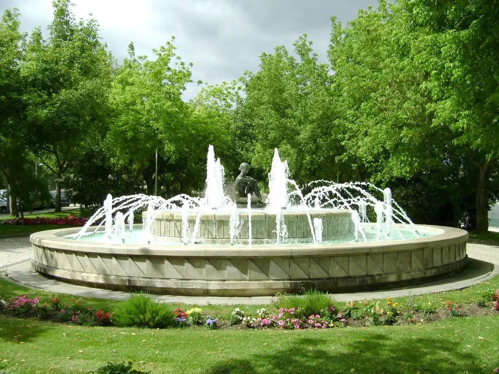 Fonte de pedra em mármore Estremoz, uma peça impressionante para jardins e áreas externas. Stone fountain in Estremoz marble, an impressive piece for gardens and outdoor areas. Fontaine en pierre en marbre d'Estremoz, une pièce impressionnante pour les jardins et les espaces extérieurs.