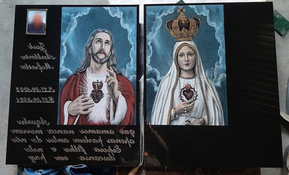 black granite realistically engraved tombstone book. granito, granit, marbre, marble, mármore, marmore. Granite book tombstone,Tombe livre en granit.