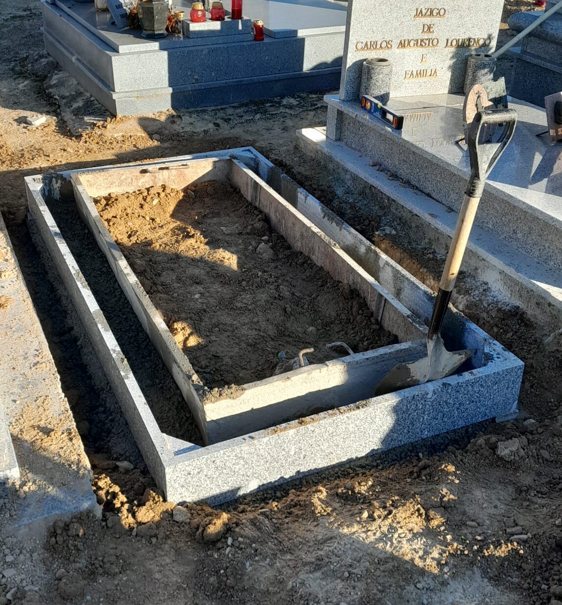 fundações em cimento para assentar o jazigo de granito. granite et marbre.