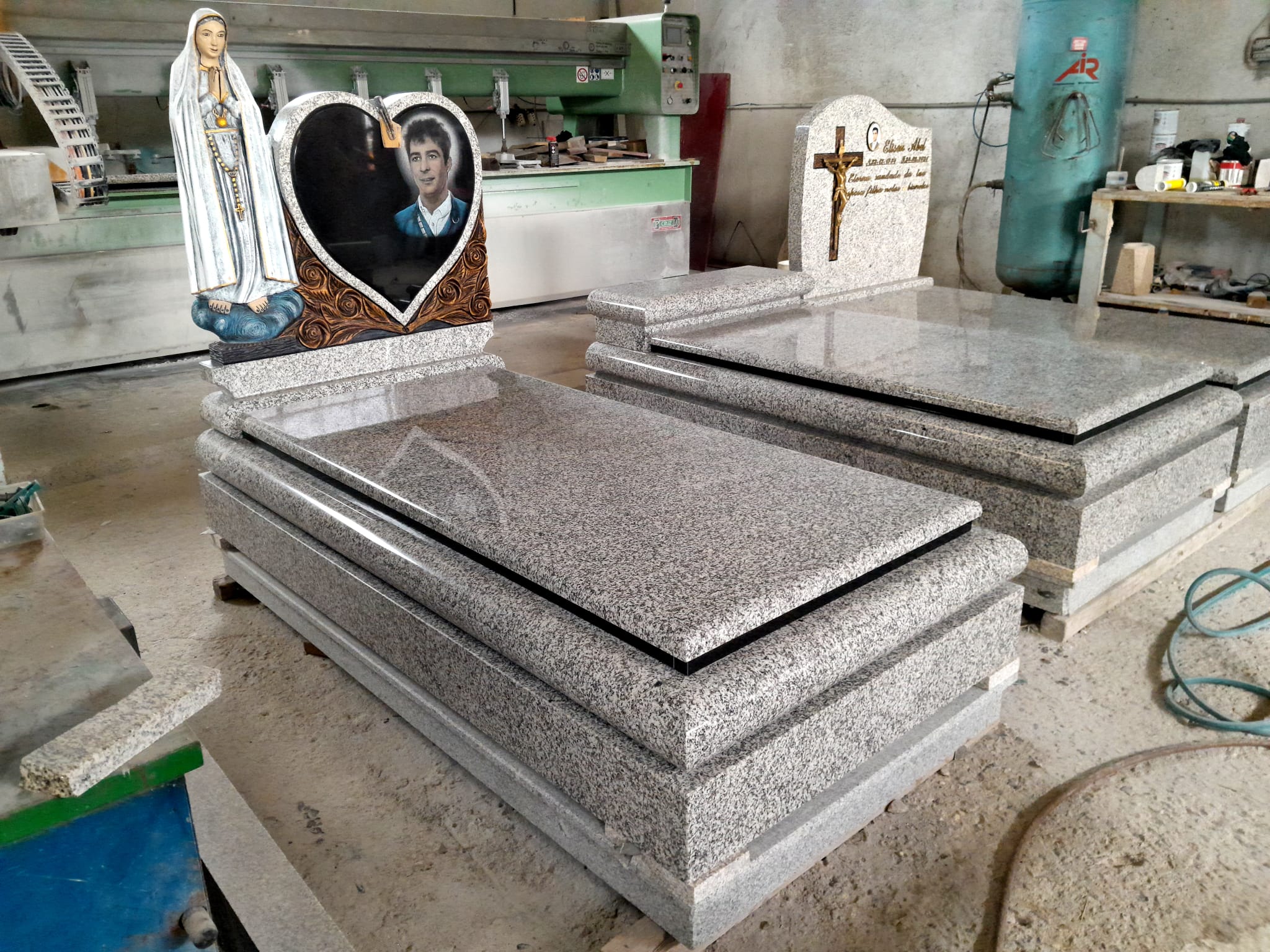 jazigo em granito cinzento, com cabeceira pesonalizada. gris granit. grey granite. tombstone made of granite.